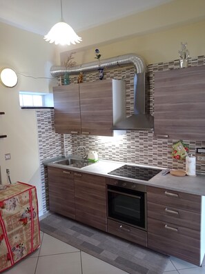 Refrigerador, horno, placa de cocina, cafetera/tetera