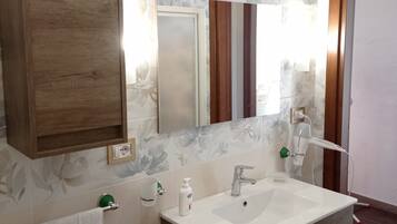 Dusche, kostenlose Toilettenartikel, Haartrockner, HandtĂŒcher