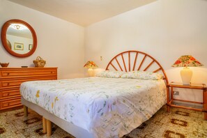 A bedroom with a bed, dresser, mirror, lamps, and a patterned carpet. - Apartment 'Casa Florio' with Shared Terrace, Wi-Fi and Air Conditioning (Taormina)