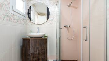 Dusche, Haartrockner, Handtücher