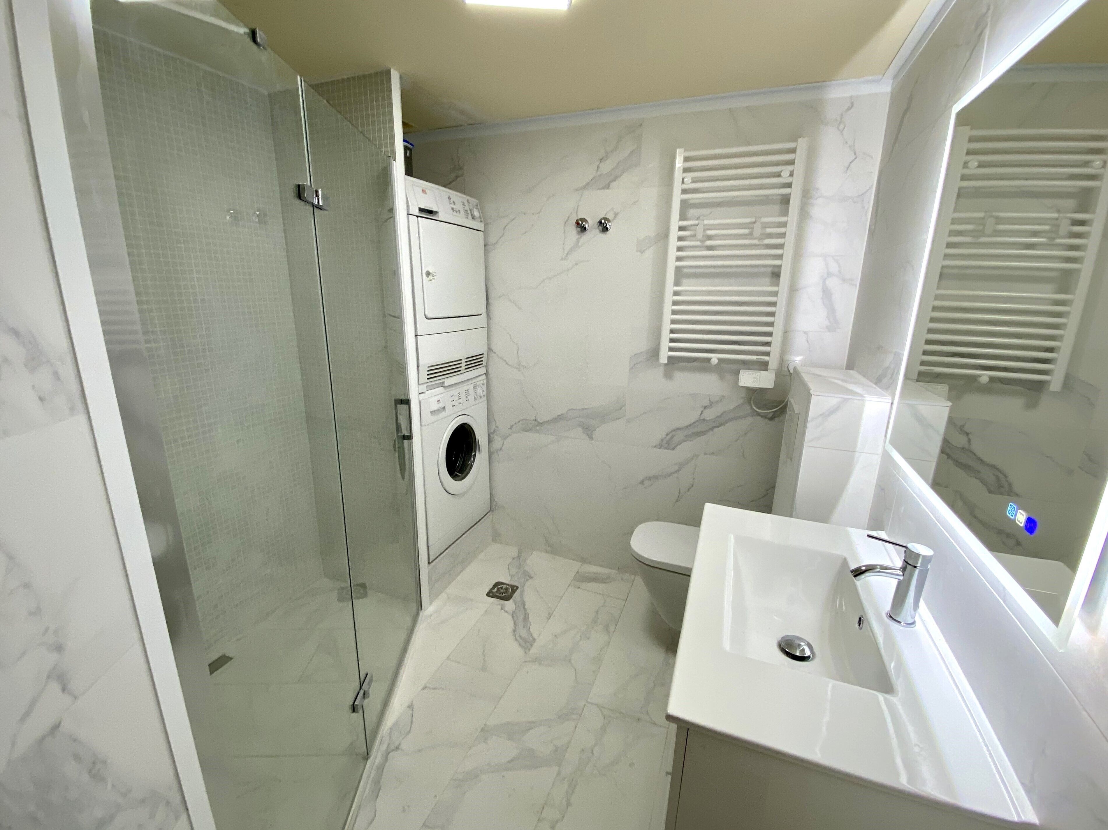 Shower, hair dryer, towels