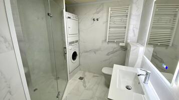 Shower, hair dryer, towels
