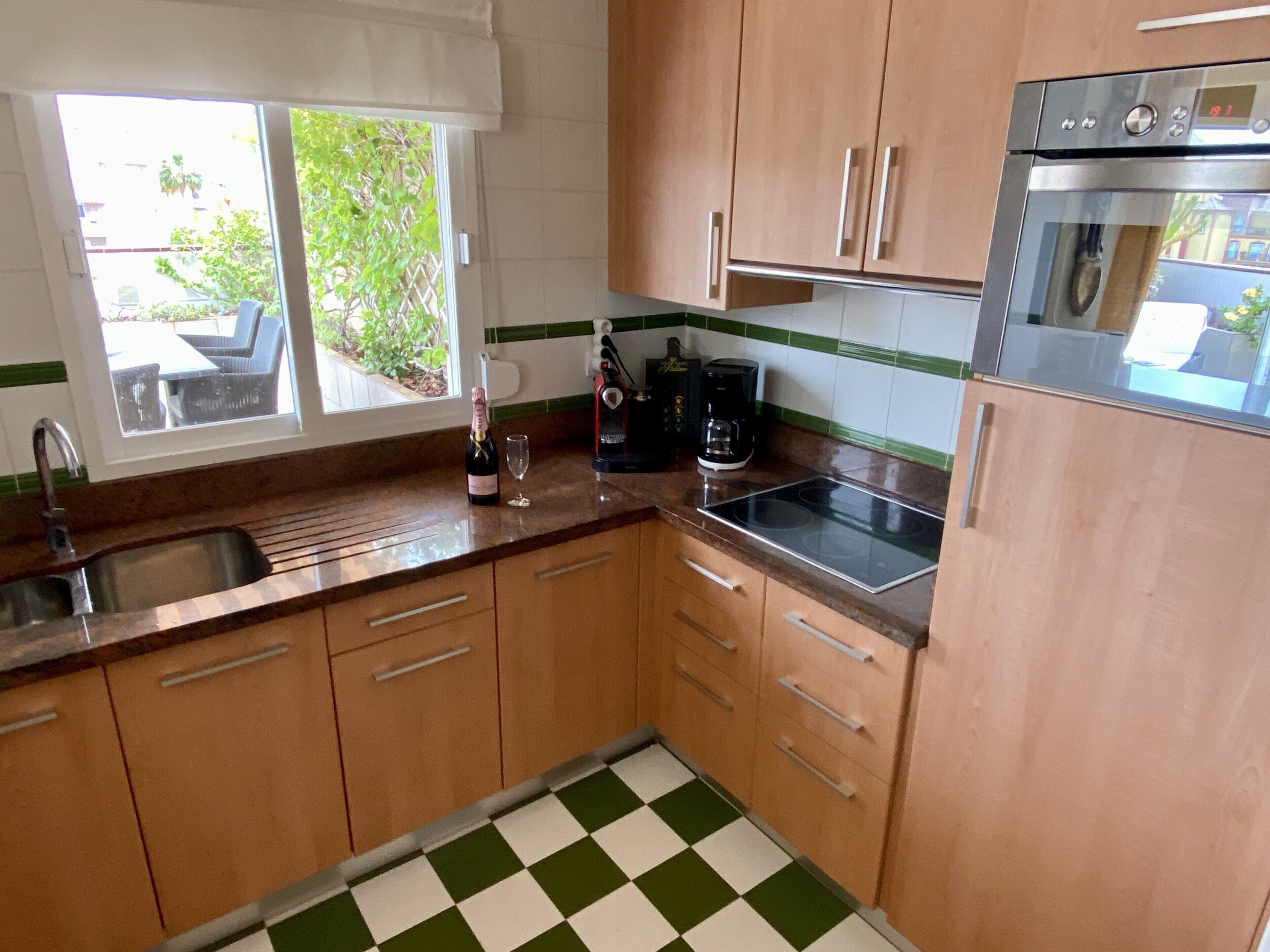 Coffee/tea maker, fridge, microwave, oven
