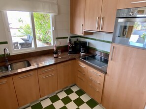 Cafetera y tetera, refrigerador, microondas y horno 