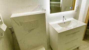 Shower, hair dryer, towels
