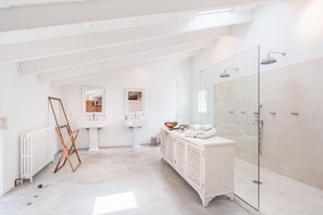Bathtub, towels - Holiday Home "Can Felip" with Pool & Wi-Fi (Pollença)
