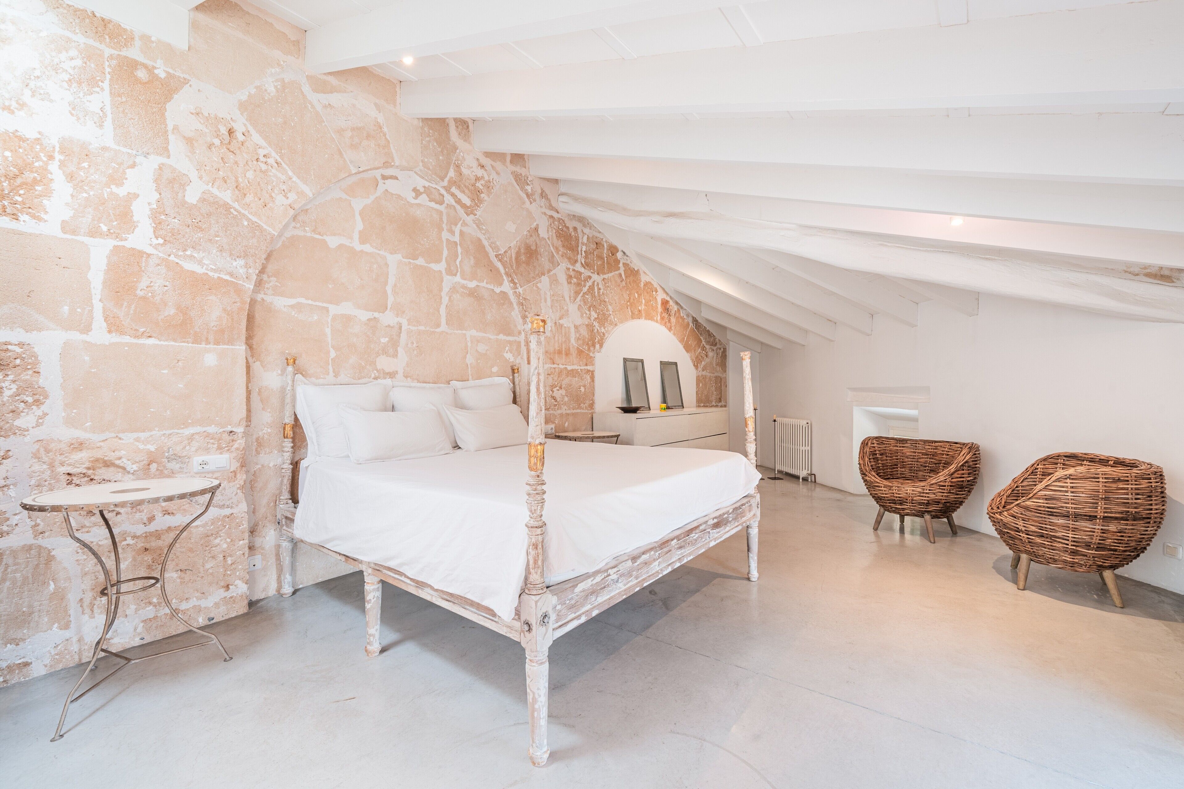 4 bedrooms, WiFi (free), bed sheets