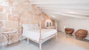 4 bedrooms, WiFi (free), bed sheets