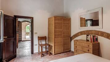 5 bedrooms, WiFi, bed sheets