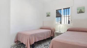 2 dormitorios, tabla de planchar con plancha, wifi gratis y ropa de cama