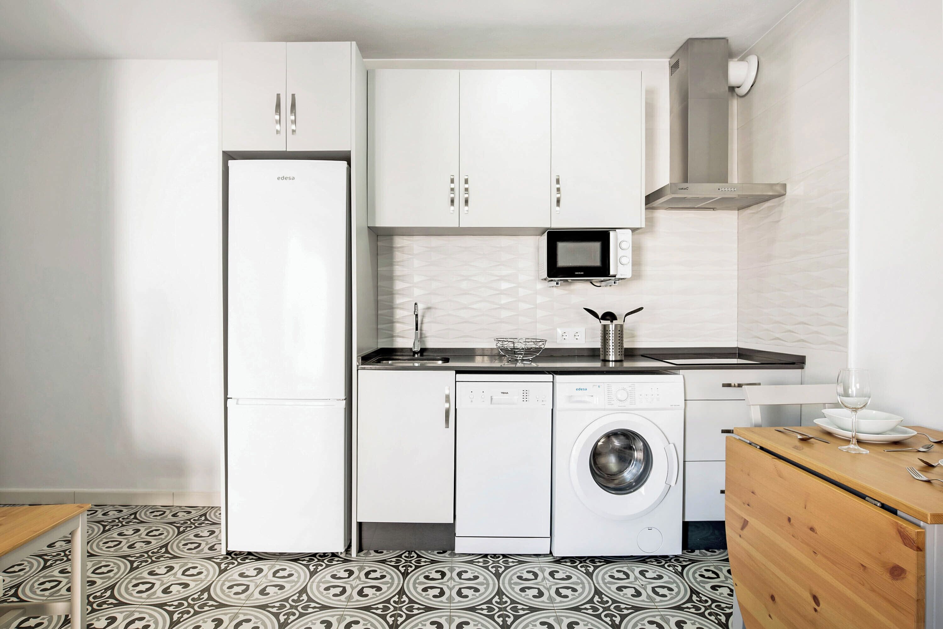 Fridge, microwave, stovetop, dishwasher