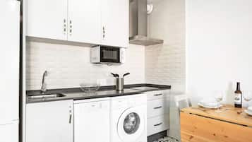 Coffee/tea maker, fridge, microwave, stovetop