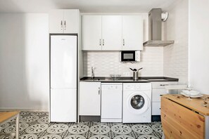 Frigorifero, microonde, piano cottura, lavastoviglie