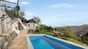 A swimming pool with stone steps leading up to a house, surrounded by greenery and hills. - Holiday Home "La Escalincha" with Mountain View, Shared Pool & Wi-Fi (Tegueste)