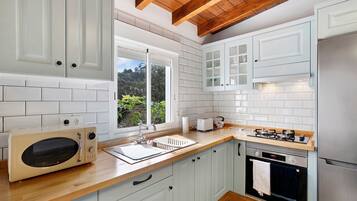 Refrigerador, microondas, horno y parrilla de estufa