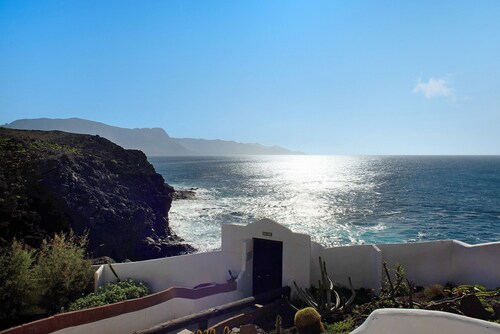 Ferienhaus "Faro de Sardina Frente al Mar" mit Meerblick, Pool und WLAN