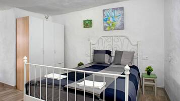 2 bedrooms, iron/ironing board, free WiFi