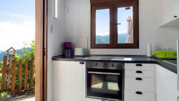 Kylskåp, mikrovågsugn, ugn och spishäll