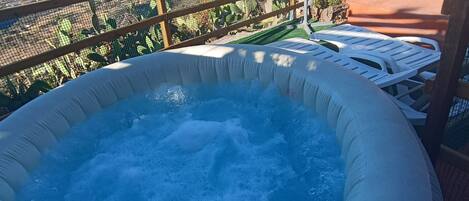 Outdoor spa tub