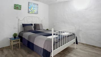 2 bedrooms, iron/ironing board, free WiFi