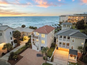 A coastal residential area with houses, a beach, and a hotel. - Gulf View Home | Steps to Beach Access (Santa Rosa Beach)