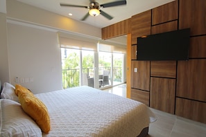 1 habitación, caja de seguridad en la habitación y escritorio