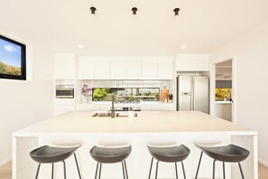 Fridge, microwave, oven, stovetop - Bellevue Mini Golf, Rumpus Rm + Sea Views Modern (Cowes)