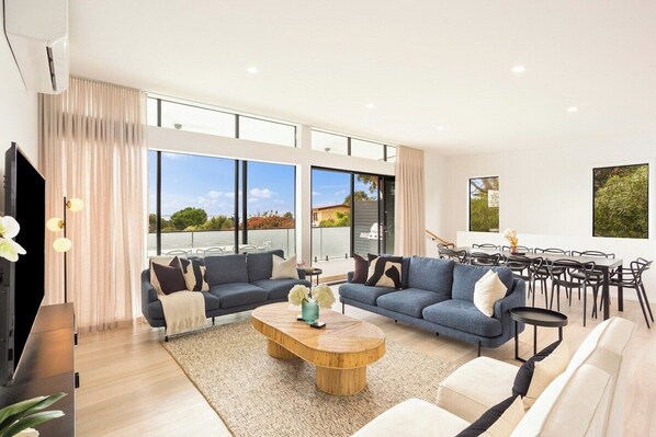 テレビ、テレビゲーム、書斎 / ワークスペース