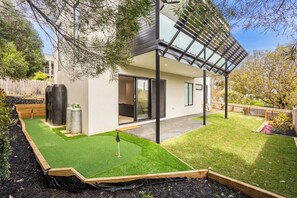 Exterior - Bellevue Mini Golf, Rumpus Rm + Sea Views Modern (Cowes)