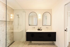 Badewanne, Haartrockner, Handtücher
