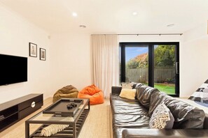 Een televisie, videogames en een kantoor