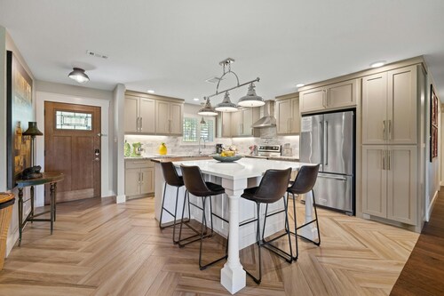 SAN GABRIEL RIVER Retreat WATERFRONT Panoramic View PRIVATE POOL Outdoor Living!