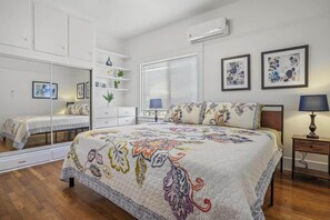 2 soverom, skrivebord, strykejern/-brett og reiseseng for barn