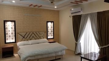 Deluxe Double Room | Iron/ironing board, free WiFi