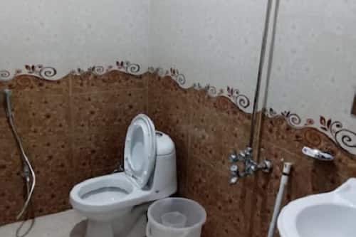 Deluxe Double Room | Bathroom | Free toiletries, towels
