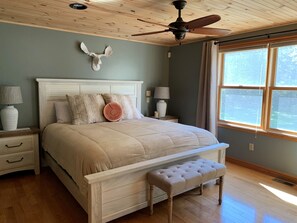 4 عدّة غرف نوم وواي فاي مجانًا وملاءات أسرّة