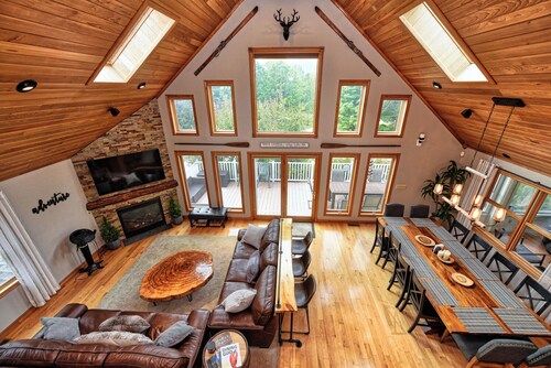 Beautiful House with Large Game Room, Short Drive to Silver Lake & White Lake