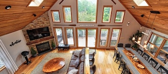 Beautiful House with Large Game Room, Short Drive to Silver Lake & White Lake