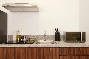 Refrigerador, microondas, parrilla de estufa y cafetera y tetera 