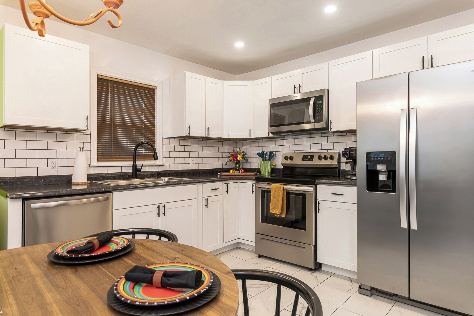 Jääkaappi, mikroaaltouuni, uuni, liesi