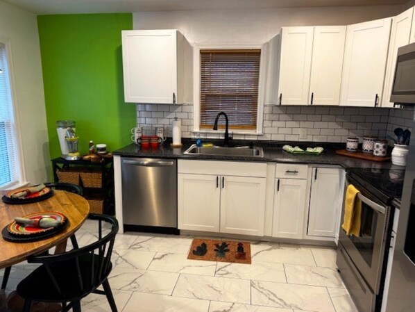 Fridge, microwave, oven, stovetop - La Casa Bella - 5 bedrooms (Louisville)