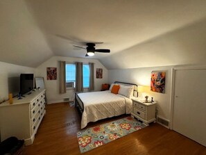 5 bedrooms, memory foam beds, desk, iron/ironing board - La Casa Bella - 5 bedrooms (Louisville)