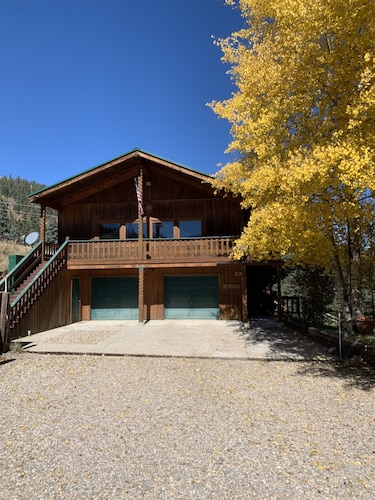 ON THE RIVER! MINUTES FROM SLOPES! SLEEPS 16