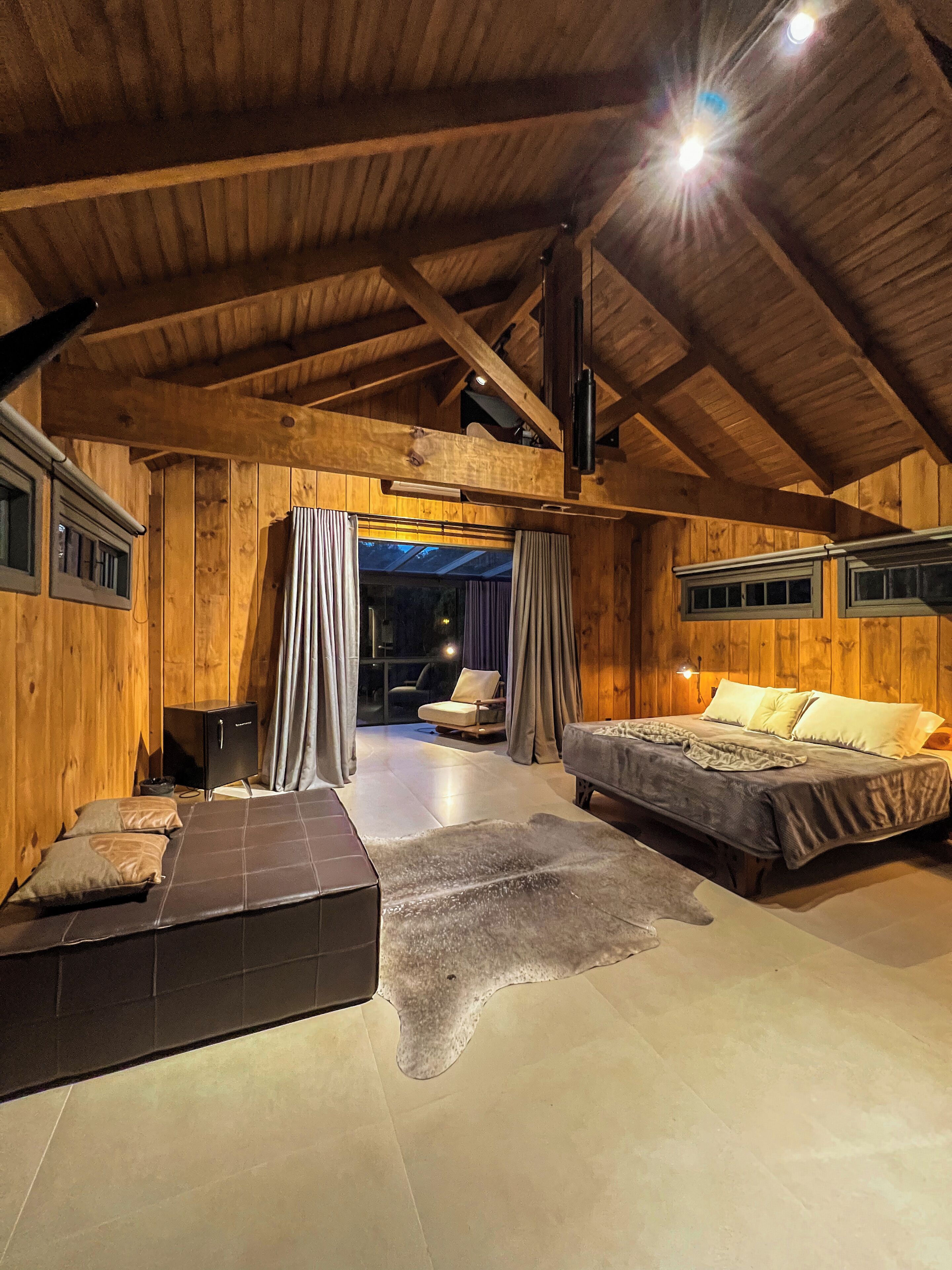 ห้องพาโนรามิกสตูดิโอสวีท | เครื่องนอนระดับพรีเมียม, เตียงพร้อมฟูกเสริมที่นอน, มินิบาร์