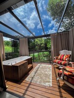 Ropa de cama de alta calidad, colchones con pillow-top y minibar 