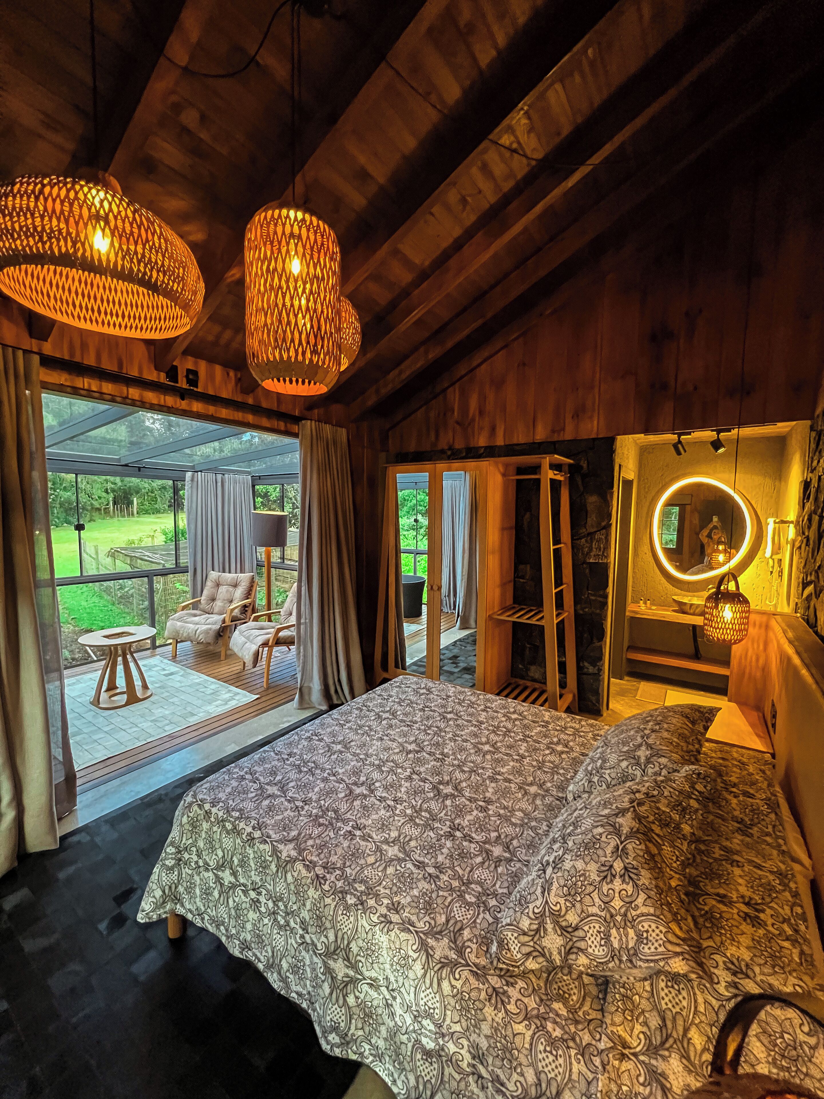 ห้องซิกเนเจอร์สตูดิโอสวีท, วิวสวน | เครื่องนอนระดับพรีเมีย ม, เตียงพร้อมฟูกเสริมที่นอน, มินิบาร์