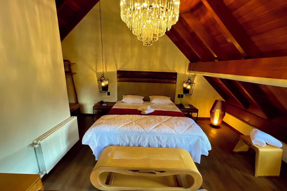 Private Suite with a Soaking Tub | Premium bedding, pillowtop beds, minibar, soundproofing