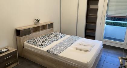 Lovely homestay hotel room, 10 minutes from the beach!