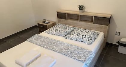 Lovely homestay hotel room, 10 minutes from the beach!