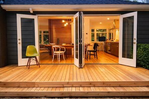 Outdoor dining - Open Layout w/ Patio! Cozy 2BR by the UW Arboretum (Seattle)